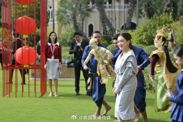 与此同时